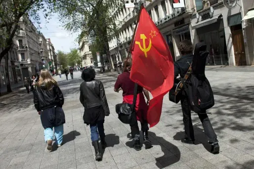 La faucille et le marteau ont été retirés de la carte d'adhérent du parti. Ils sont remplacés par la mention : "gauche européenne".