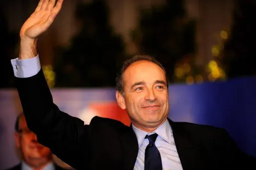 Le Parti socialiste a accusé samedi l'UMP d'avoir musclé ces derniers jours son opposition à François Hollande, avec "des critiques caricaturales et surjouées", afin de "faire diversion" sur les révélations du livre "Le coup monté".