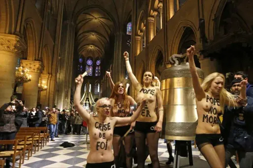 Les Femen manifestent seins nus à Notre-Dame
