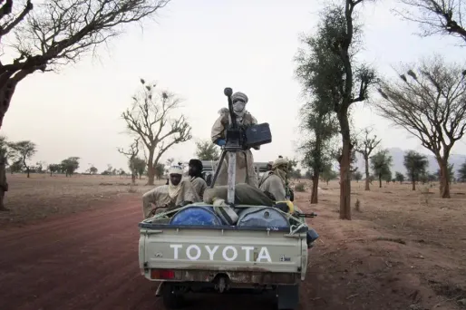 Ansar Dine a imposé le port du voile intégral aux femmes, interdit la mixité dans les écoles, le football, la danse, la musique et l'alcool.