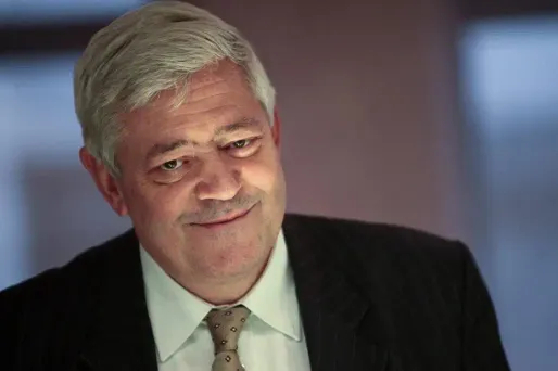 Quand Bruno Gollnisch montre ses fesses