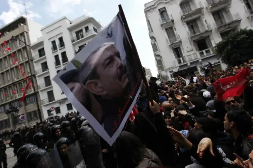 Pour la veuve de l'opposant et les Tunisiens, c’est Ennahda qui se cache derrière cet assassinat.