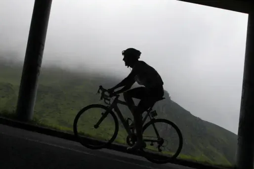 Un cycliste arrêté sur l'autoroute