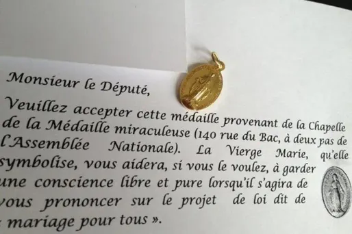 Une médaille de la Vierge pour les pro-mariage gay
