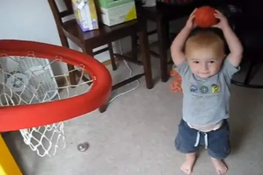 VIDÉO - Génie du basket à deux ans