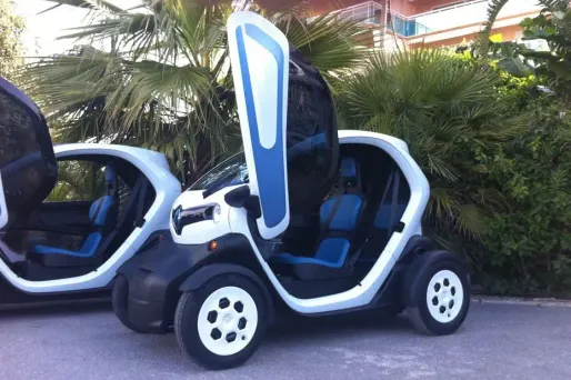 Des voitures Renault vendues chez Uniqlo ?