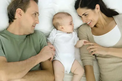 La fécondité française résiste à la crise