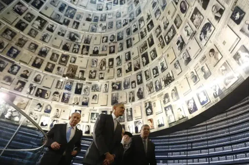 Le plafond en coupole est recouvert par les photos de 600 victimes de l'Holocauste.