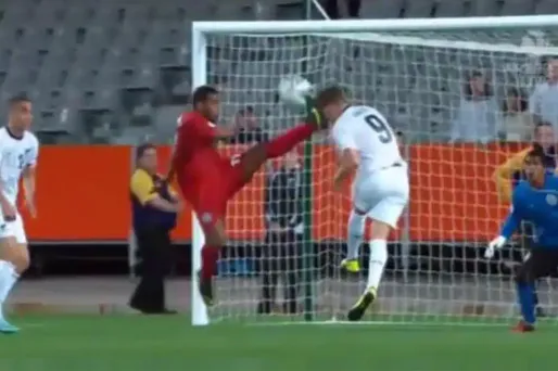 Taclé au niveau de la tête