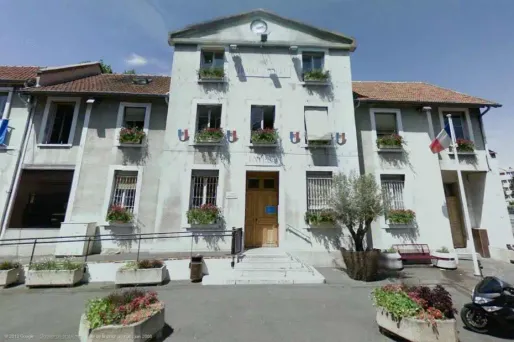 . Le maire de Bezons, Dominique Lesparre (PCF), a défendu sa décision, estimant qu'elle s'inscrivait dans une démarche "plus large" de soutien à la cause palestinienne et à ce village.