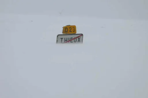 Thieux sous la neige... jusqu'au panneau.