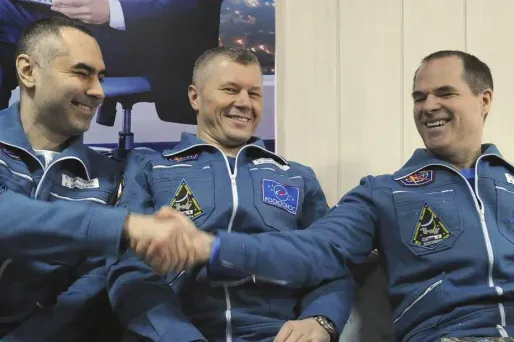 De gauche à droite, Evgeny Tarelkin, Oleg Novitskiy et Kevin Ford à le retour sur terre.