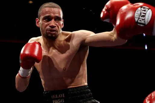 Un boxeur prend en chasse un troll