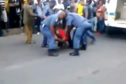 Filmée par un passant, la bavure policière a choqué l'Afrique du Sud.