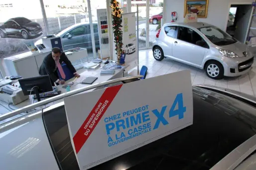 Le gouvernement français réfléchit à l'instauration d'une "prime de conversion", ressemblant à une "prime à la casse", afin d'aider au remplacement des véhicules automobiles les plus anciens fonctionnant au diesel.