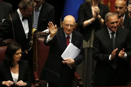 Le président italien prête serment, mais menace