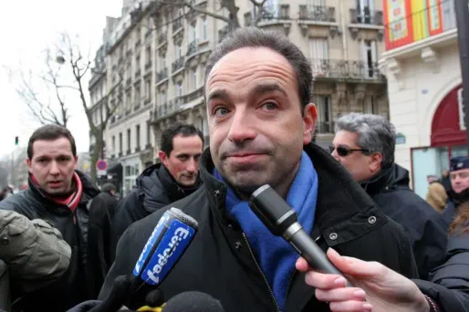 Le président de l'UMP Jean-François Copé a annoncé lundi qu'il cesse ses fonctions d'avocat, alors que le gouvernement a l'intention d'interdire aux parlementaires d'être en même temps avocat d'affaires.