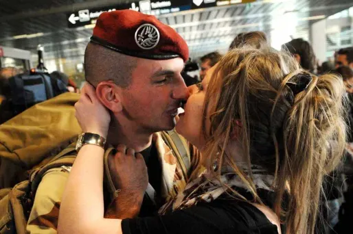 Certaines compagnes des soldats sont venus à l'aéroport de Blagnac.