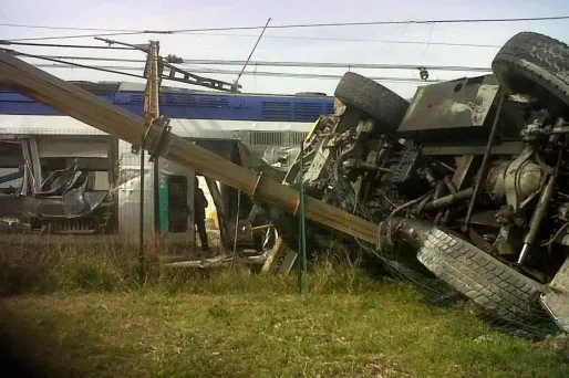 La grue s'est encastrée à l'avant du train