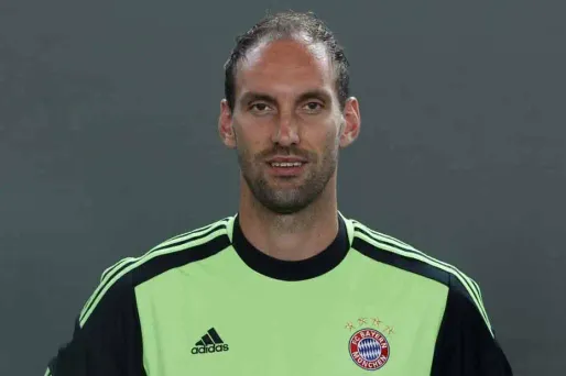 VIDÉO - Il arrête un penalty de la tête