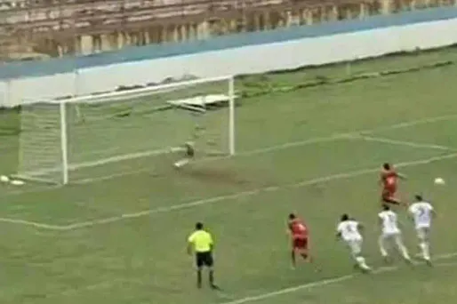 VIDÉO - Le pire penalty de l'histoire du foot
