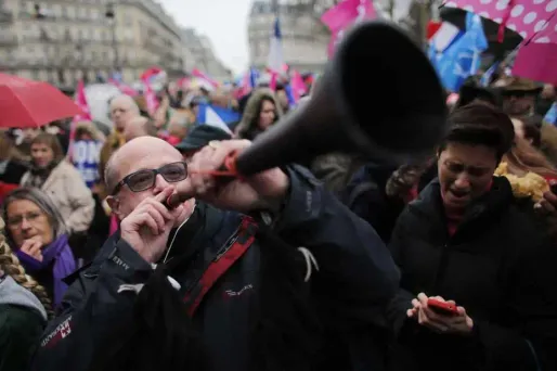 Mariage gay : manifestation face au Sénat