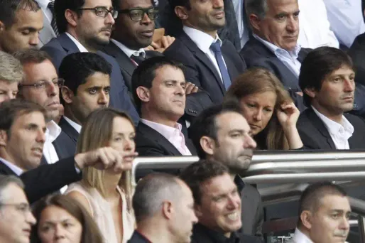 Manuel Valls au Parc des Princes, aux cotés des dirigeants parisiens.