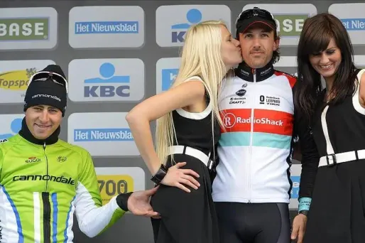 Sagan pris la main aux fesses