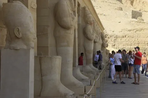 La photo de l'inscription laissée à Louxor par le "vandale" de 15 ans a été republiée près de 100.000 fois sur Internet et plusieurs journaux d'Etat évoquaient cette polémique en première page lundi.