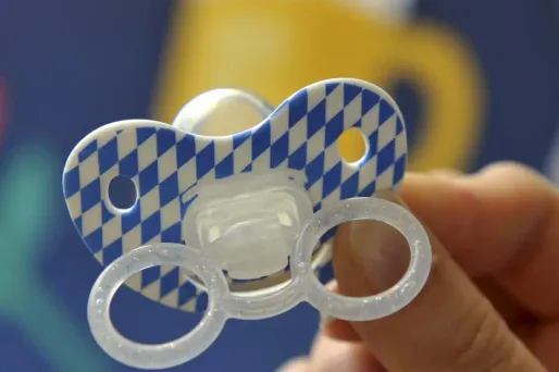 Selon une très sérieuse étude de chercheurs suédois publiée le 6 mai par le New York Times, la revue Pediatrics et relayée lundi par le Figaro, nettoyer la tétine avec sa salive renforcerait le système immunitaire des nouveau-nés.