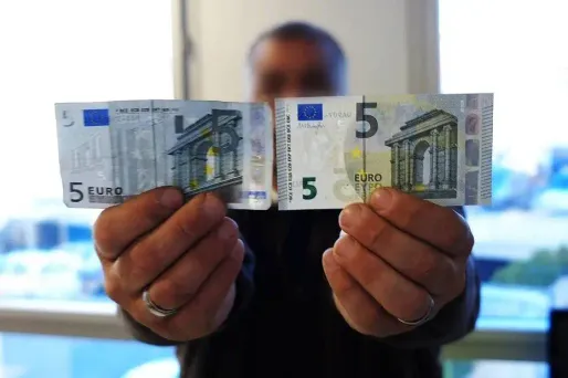 A gauche, l'ancienne coupure de cinq euros, à droite, la nouvelle.