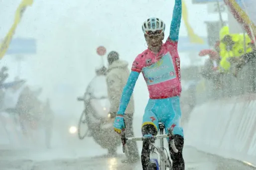 Nibali vainqueur sous la neige