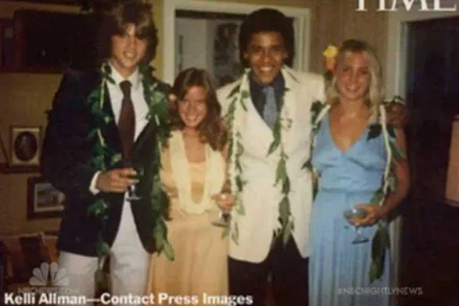 Time a retrouvé une photo de Barack Obama à 17 ans au bal de fin d'année de son lycée.