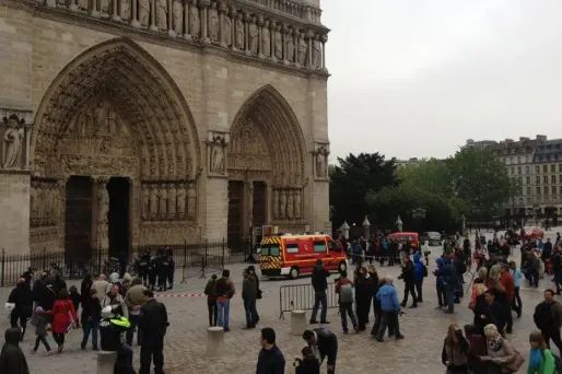 Suicide d'un anti-mariage gay dans Notre-Dame