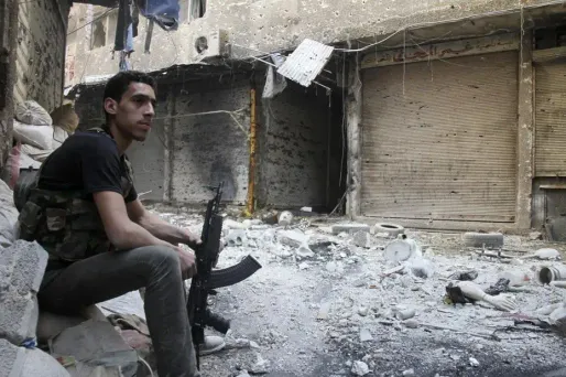 Un combattant de l'Armée syrienne libre dans le camp de réfugiés de Yarmouk, près de Damas.