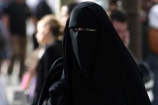 Sept personnes ont été mises en examen après le mariage "par téléphone" d'une ado fugueuse qui s'était convertie à l'islam radical.