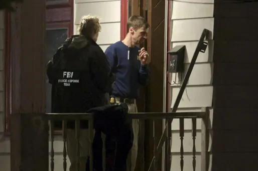 Le FBI entre au 2207 Seymour Avenue, à Cleveland, Ohio.