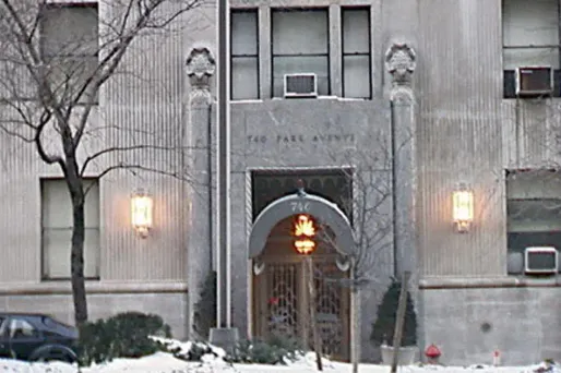L'entrée du bâtiment.