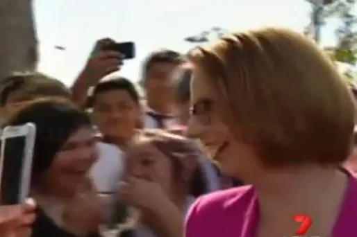 Il lance du pain sur la Première ministre