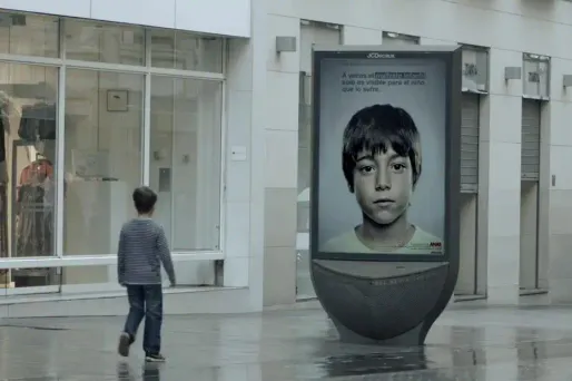 L'association espagnole Fundación ANAR, qui aide les enfants et adolescents victimes de maltraitance, a conçu et installé sur plusieurs abris de bus une affiche sur laquelle la majorité des informations et le numéro de téléphone à contacter en cas de maltraitance sont uniquement visibles par les plus petits.