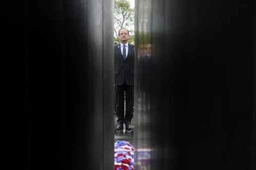Un 8 mai pluvieux pour Hollande