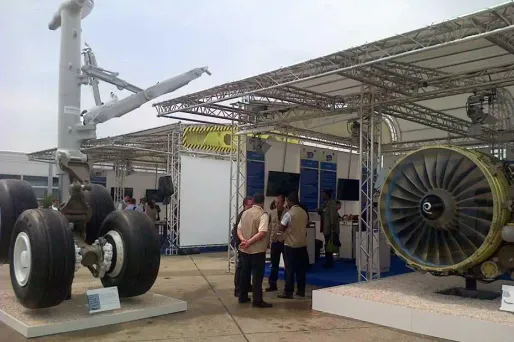 Au Bourget, l'avion des métiers propose aux jeunes de partir à la découverte des professions qui embauchent dans l'aéronautique.