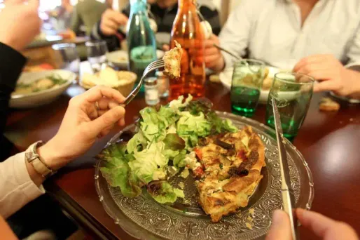 Le contenu d'une assiette rouge est moins appétissant