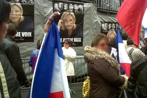 PHOTO - Une militante FN se "protège" avec un saucisson