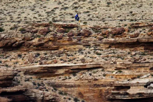Sur un fil au-dessus du Grand Canyon