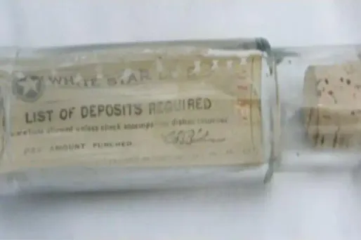 Une bouteille à la mer (image d'illustration)