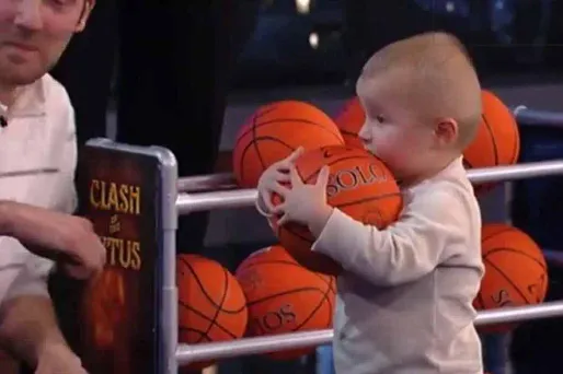 VIDÉO - Le bébé-basket écœure Collins