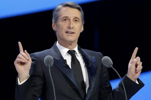 Antoine de Caunes sera le présentateur du Grand Journal de Canal +, en remplacement de Michel Denisot, a annoncé ce dernier lundi soir sur l'antenne de la chaîne cryptée, confirmant des informations de Libération.