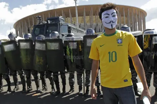 Brésil : le ballon roule, la colère gronde