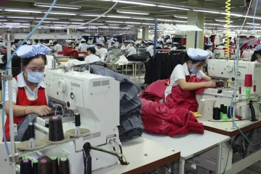 Entre 2009 et 2011, 4,2% des sociétés françaises ont délocalisé au moins une activité, mais elles se sont tournées d'abord vers l'Union européenne et non vers les pays émergents, contrairement aux idées reçues, selon un rapport officiel de l'Insee publié mercredi.